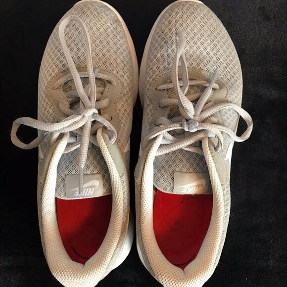 Nike Tanjun Gray / White Sneakers - 7.5 - Picture 10 of 13